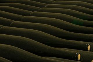 Bouteilles de vin blanc alsacien rangées dans un casier de cave