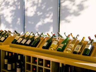 Bouteilles de vin blanc alsacien rangées dans un casier de cave