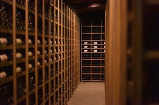 Aménager une cave à vin : température, humidité et casiers