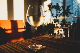 Verre de vin blanc d'Alsace devant les vignes